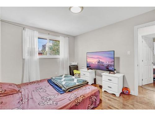 70 Gainsborough Road, Hamilton, ON - Indoor Photo Showing Bedroom