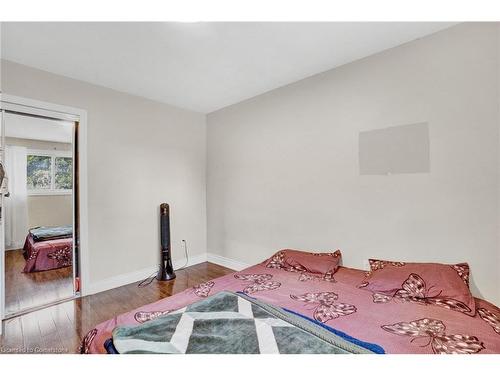 70 Gainsborough Road, Hamilton, ON - Indoor Photo Showing Bedroom