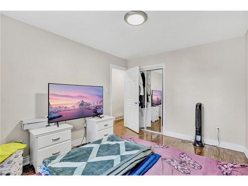 70 Gainsborough Road, Hamilton, ON - Indoor Photo Showing Bedroom