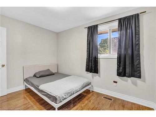 70 Gainsborough Road, Hamilton, ON - Indoor Photo Showing Bedroom