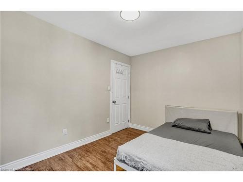 70 Gainsborough Road, Hamilton, ON - Indoor Photo Showing Bedroom