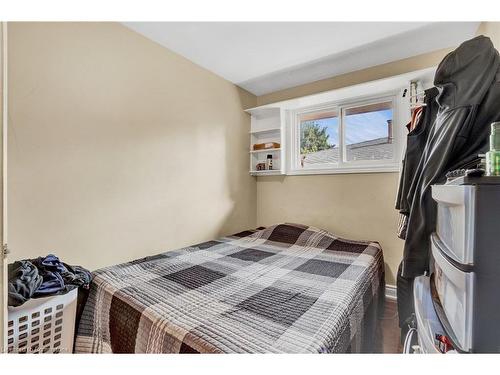 70 Gainsborough Road, Hamilton, ON - Indoor Photo Showing Bedroom