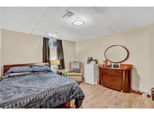 70 Gainsborough Road, Hamilton, ON - Indoor Photo Showing Bedroom