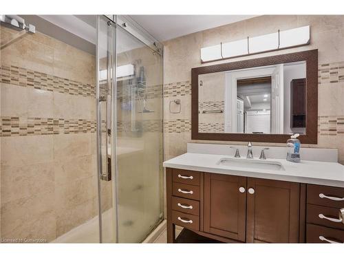 70 Gainsborough Road, Hamilton, ON - Indoor Photo Showing Bathroom