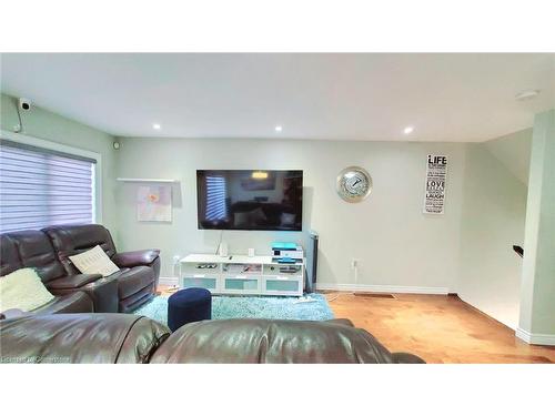 50-1050 Oakcrossing Gate, London, ON - Indoor Photo Showing Living Room