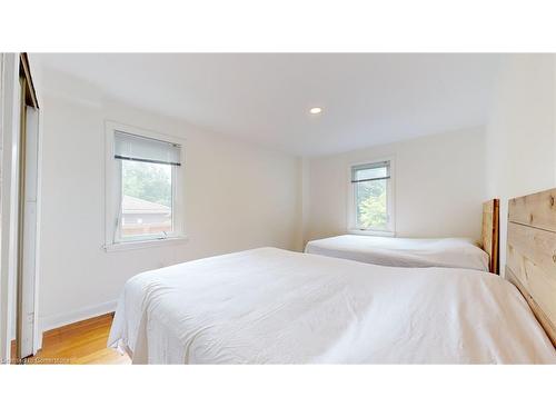 5177 Kitchener Street, Niagara Falls, ON - Indoor Photo Showing Bedroom