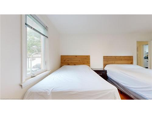 5177 Kitchener Street, Niagara Falls, ON - Indoor Photo Showing Bedroom