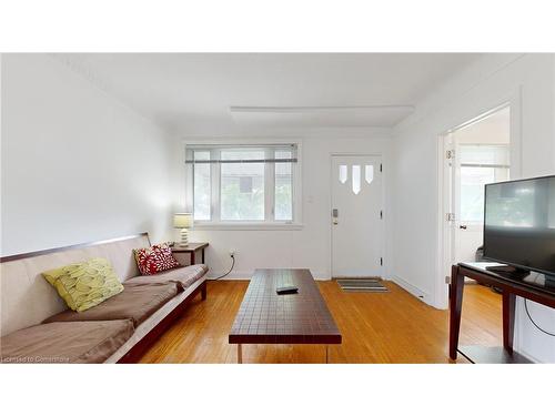 5177 Kitchener Street, Niagara Falls, ON - Indoor Photo Showing Living Room