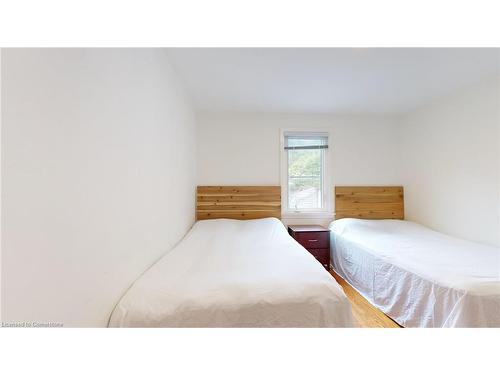 5177 Kitchener Street, Niagara Falls, ON - Indoor Photo Showing Bedroom