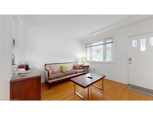 5177 Kitchener Street, Niagara Falls, ON - Indoor Photo Showing Living Room