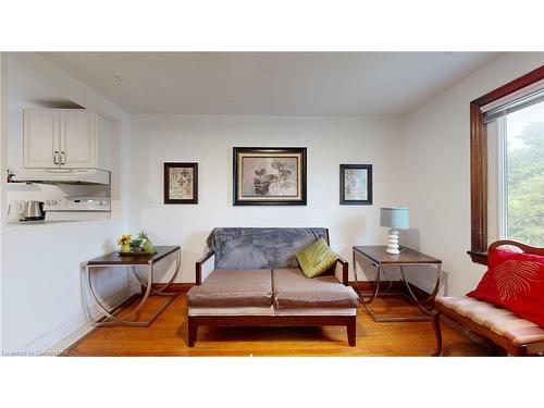 5177 Kitchener Street, Niagara Falls, ON - Indoor Photo Showing Living Room