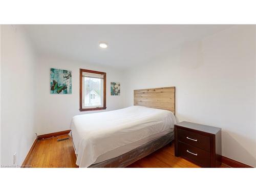 5177 Kitchener Street, Niagara Falls, ON - Indoor Photo Showing Bedroom