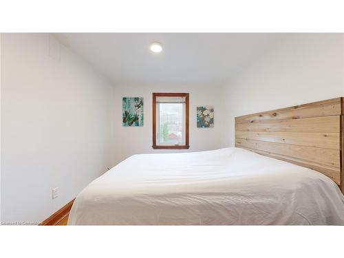 5177 Kitchener Street, Niagara Falls, ON - Indoor Photo Showing Bedroom