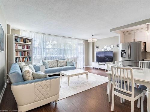 706-80 Grandravine Drive, North York, ON - Indoor Photo Showing Living Room