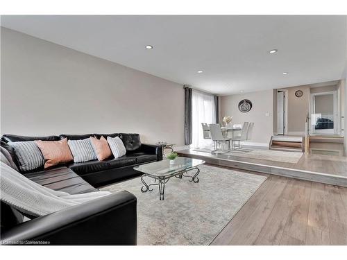 334 Templemead Drive, Hamilton, ON - Indoor Photo Showing Living Room