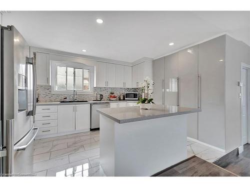 334 Templemead Drive, Hamilton, ON - Indoor Photo Showing Kitchen With Upgraded Kitchen