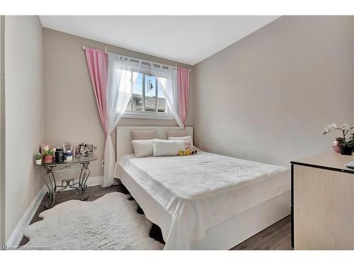 334 Templemead Drive, Hamilton, ON - Indoor Photo Showing Bedroom