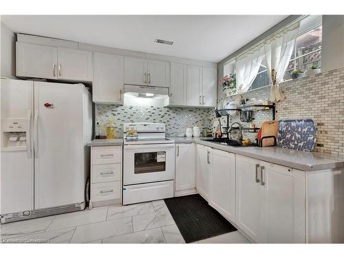 334 Templemead Drive, Hamilton, ON - Indoor Photo Showing Kitchen With Upgraded Kitchen