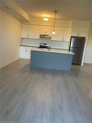 B-60-261 Woodbine Avenue, Kitchener, ON - Indoor Photo Showing Kitchen