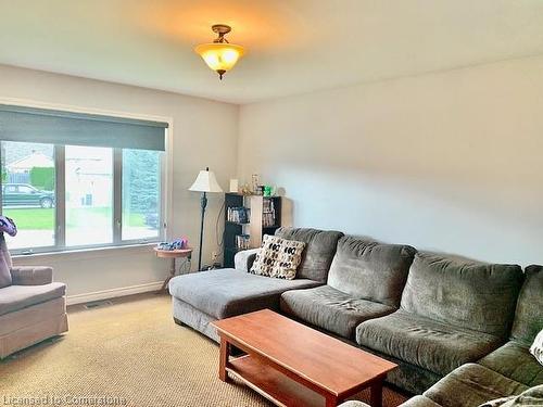 17 Shannon Court, Collingwood, ON - Indoor Photo Showing Living Room