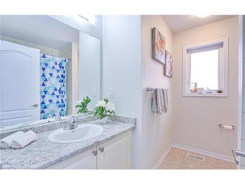 312 Bedrock Drive, Hamilton, ON - Indoor Photo Showing Bathroom