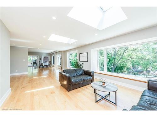 8949 Mississauga Road, Brampton, ON - Indoor Photo Showing Living Room