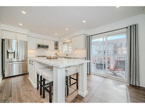 3204 Munson Crescent, Burlington, ON - Indoor Photo Showing Kitchen With Upgraded Kitchen