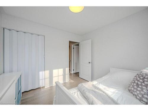 3204 Munson Crescent, Burlington, ON - Indoor Photo Showing Bedroom