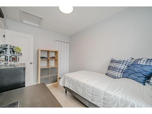 3204 Munson Crescent, Burlington, ON - Indoor Photo Showing Bedroom