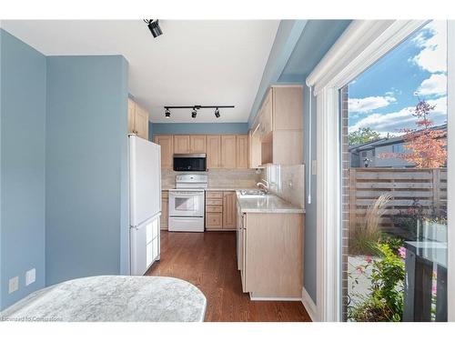 73-3025 Glencrest Road, Burlington, ON - Indoor Photo Showing Kitchen