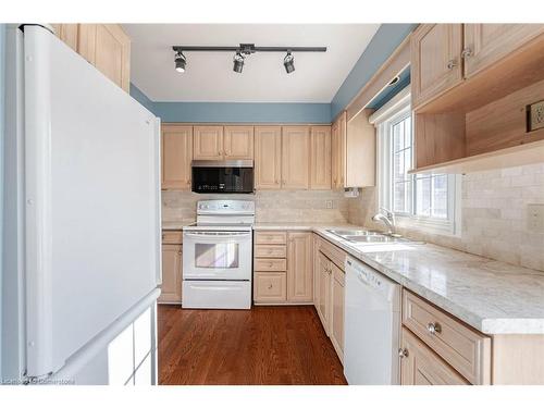 73-3025 Glencrest Road, Burlington, ON - Indoor Photo Showing Kitchen