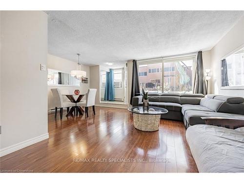 363-3055 Tomken Road, Mississauga, ON - Indoor Photo Showing Living Room