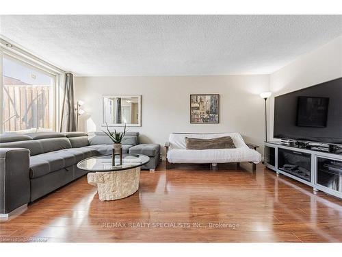 363-3055 Tomken Road, Mississauga, ON - Indoor Photo Showing Living Room