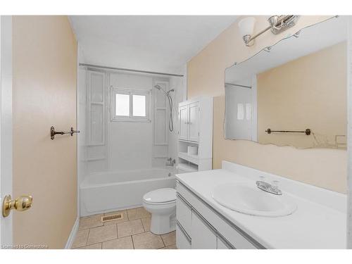 18 Pearl Street, Tilbury, ON - Indoor Photo Showing Bathroom