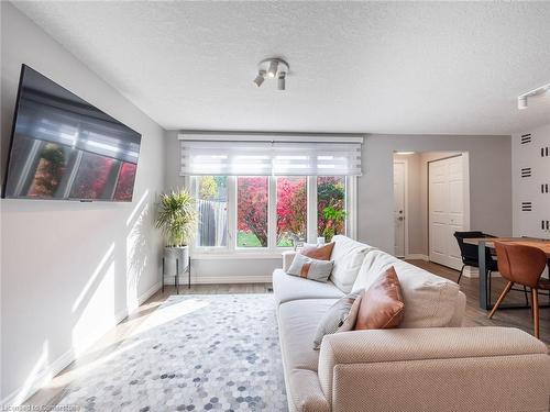 C-150 Kingswood Drive, Kitchener, ON - Indoor Photo Showing Living Room