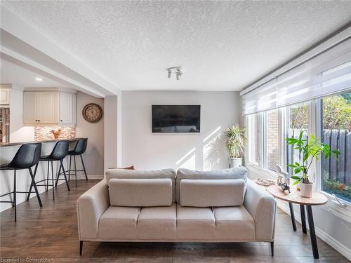 C-150 Kingswood Drive, Kitchener, ON - Indoor Photo Showing Living Room