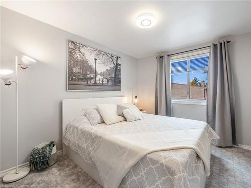 C-150 Kingswood Drive, Kitchener, ON - Indoor Photo Showing Bedroom