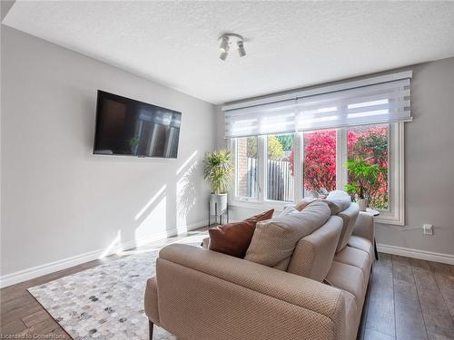 C-150 Kingswood Drive, Kitchener, ON - Indoor Photo Showing Living Room