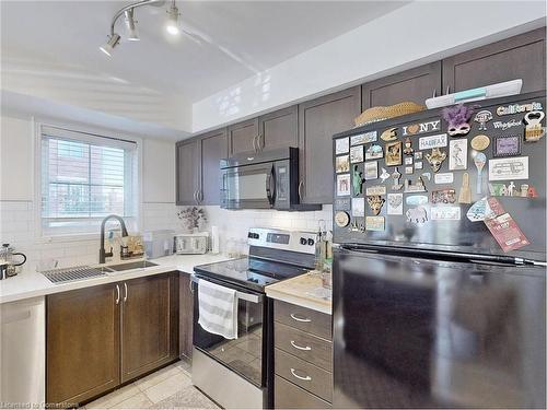 20-39 Hays Boulevard, Oakville, ON - Indoor Photo Showing Kitchen With Double Sink With Upgraded Kitchen