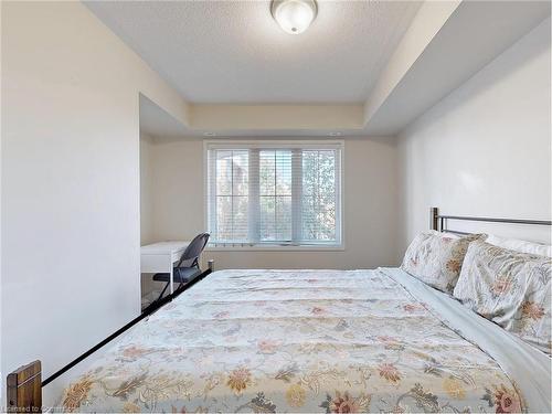 20-39 Hays Boulevard, Oakville, ON - Indoor Photo Showing Bedroom