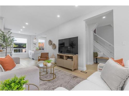 20 Greenaway Avenue, Hamilton, ON - Indoor Photo Showing Living Room