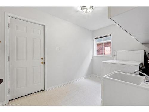 3251 Bloomfield Drive, Mississauga, ON - Indoor Photo Showing Laundry Room