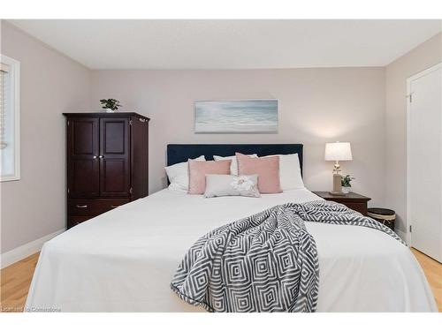 5756 Whitehorn Avenue, Mississauga, ON - Indoor Photo Showing Bedroom