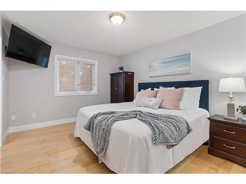 5756 Whitehorn Avenue, Mississauga, ON - Indoor Photo Showing Bedroom