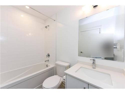 407-1440 Clarriage Court, Milton, ON - Indoor Photo Showing Bathroom