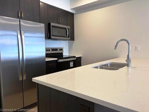 70-405 Myers Road, Cambridge, ON - Indoor Photo Showing Kitchen With Double Sink With Upgraded Kitchen