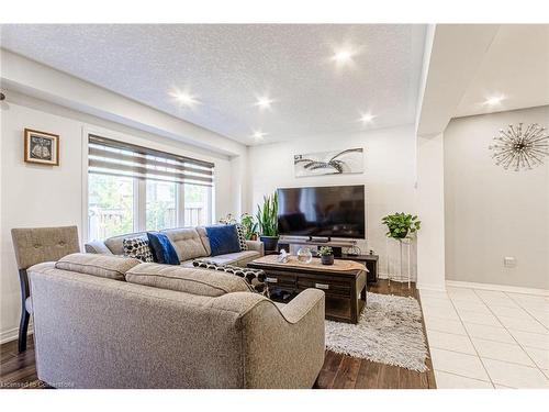 250 Apple Hill Crescent Crescent, Kitchener, ON - Indoor Photo Showing Living Room