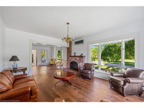 3550 Victoria Avenue, Lincoln, ON - Indoor Photo Showing Living Room