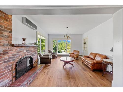 3550 Victoria Avenue, Lincoln, ON - Indoor Photo Showing Living Room With Fireplace