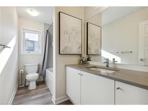 176 Whithorn Crescent Crescent, Caledonia, ON - Indoor Photo Showing Bathroom